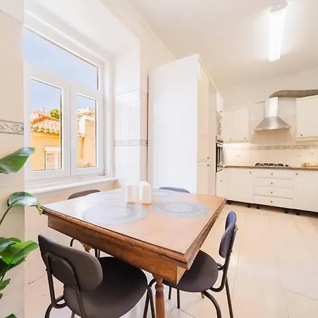 Luxurious 4-Bedroom Apartment Apartamento