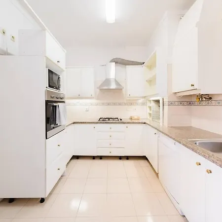 Luxurious 4-Bedroom Apartment * リスボン