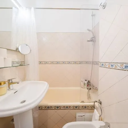 Daire Luxurious 4-Bedroom Apartment
