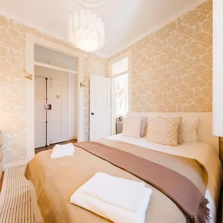 アパート Luxurious 4-Bedroom Apartment リスボン